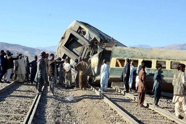 32 کشته و زخمی در حادثه خروج قطار از خط در پاکستان 32 کشته و زخمی در حادثه خروج قطار از خط در پاکستان
