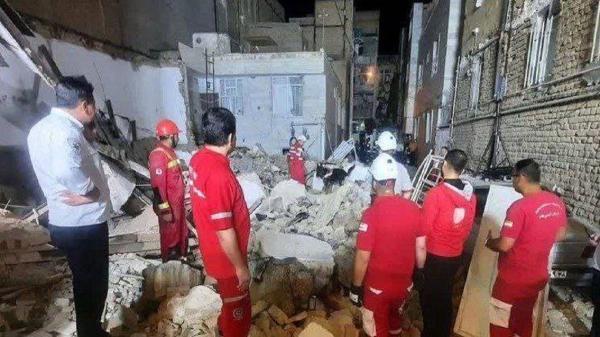 انفجار و ریزش ساختمان در ملارد با 5 مفقودی احتمالی، جست وجوی مفقودین با حضور امدادگران هلال احمر